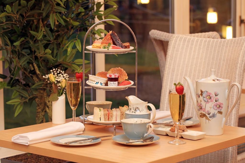 Hogs Back Hotel & Spa Nr Farnham Farnham  Bagian luar foto